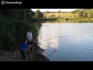 Малец выловил огромную рыбу