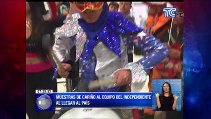 Muestras de cariño al equipo del Independiente del Valle al llegar al país