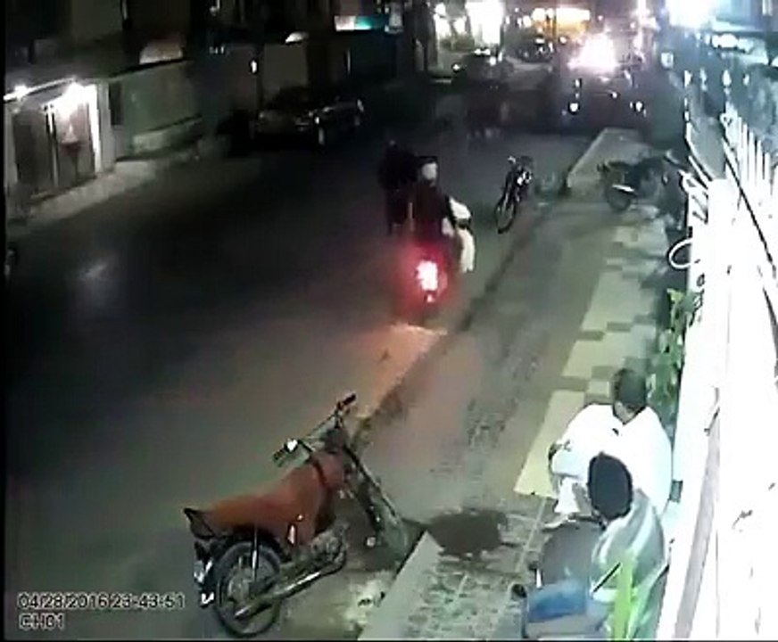 کراچی کی سڑکوں پر موبائل فون چھیننے کی لائیو ویڈیو عوام بے بس