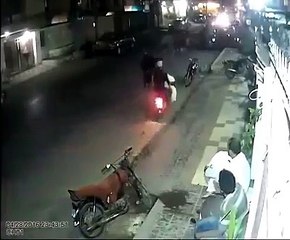 کراچی کی سڑکوں پر موبائل فون چھیننے کی لائیو ویڈیو عوام بے بس