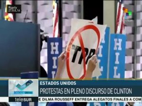 Demócratas protestan durante el discurso de Hillary Clinton