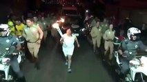 Momento en el que mujer que llevaba la antorcha olímpica se cayó mientras corría