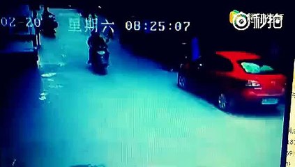 Se lanzó del piso tres de un hospital y le cayó encima a un motorizado