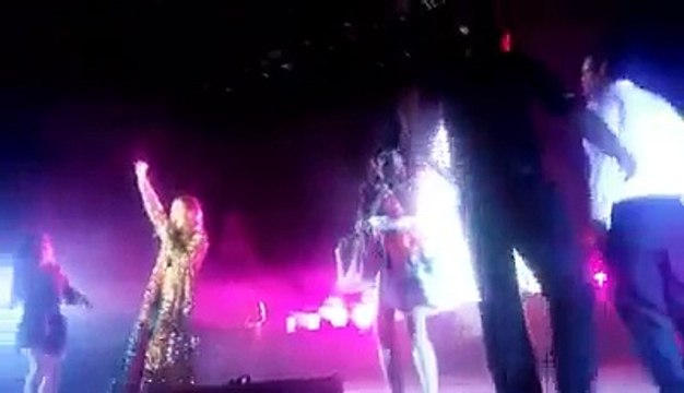 #BelindaEnLaFrontera: @belindapop canta a una pareja de enamorados #Angel