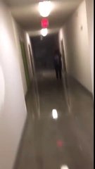 Salió con una sartén en la cabeza mientras llovía