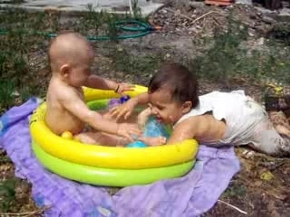 Quentin et Ethan dans la piscine ..