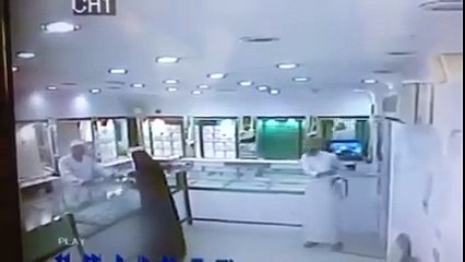 سعودی عرب میں ایک مسلح عورت نے سونے کی دکان لوٹ لی