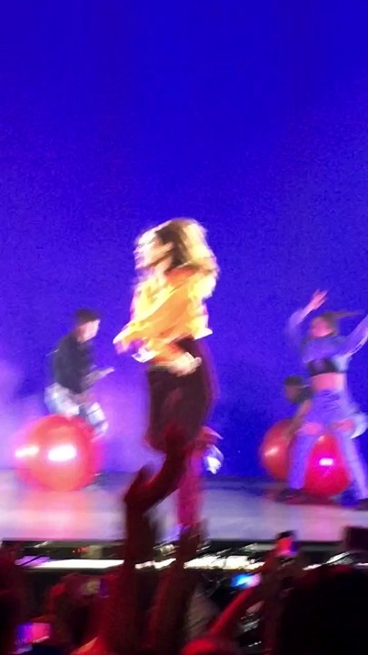 Selena Gomez - Kill Em With Kindness #RevivalTourSingapore