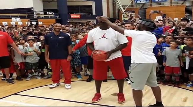 Michael Jordan relève le défi de Chris Paul et enchaîne les paniers