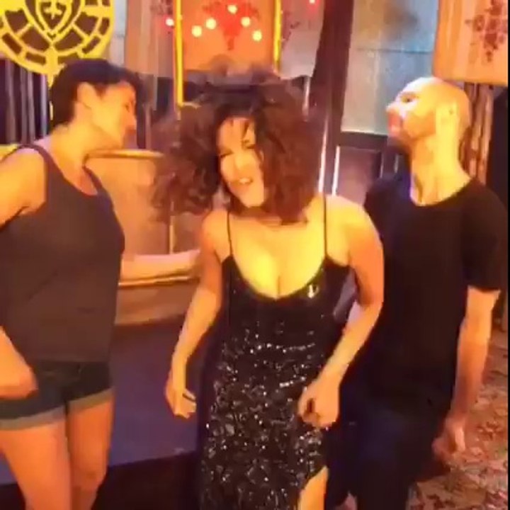 Sunny Leone shakes it