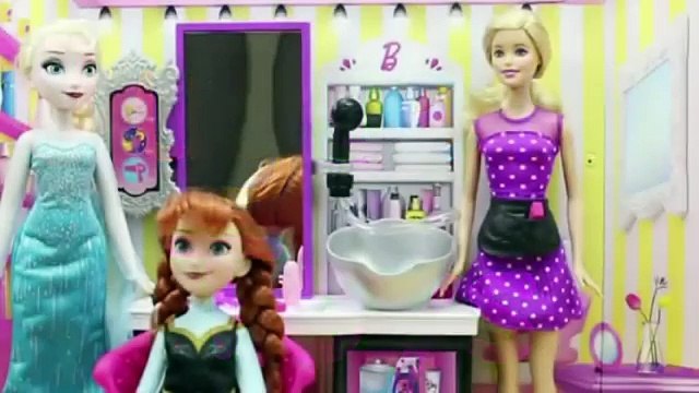 Elsa y Anna de Frozen van a la Peluqueria de Barbie %7C Elsa tiene el pelo azul y Anna tiene granos