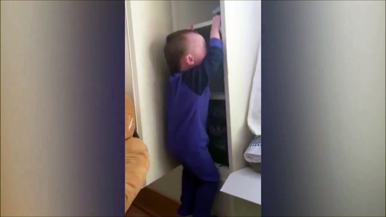 Un bébé coincé à plus de.... 20cm de haut ahaha