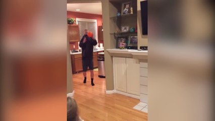 Quand papa et bébé forment un seul joueur! Trop drole