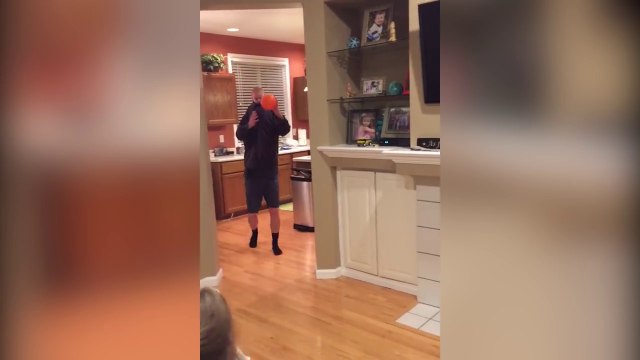 Quand papa et bébé forment un seul joueur! Trop drole