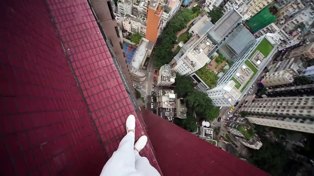 Ce taré s'amuse sur les toits des gratte-ciels!