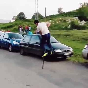 Ce gars avance sur une échasse uniquement en sautant !