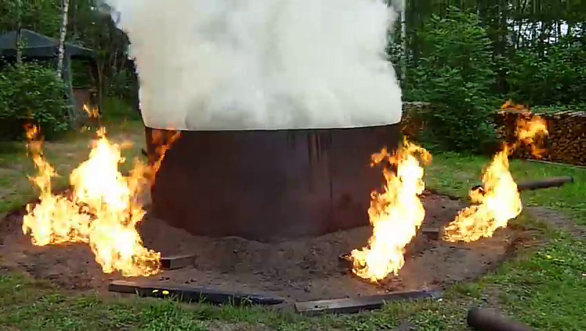 Impressionnant four géant pour faire du charbon de bois ! - Vidéo  Dailymotion