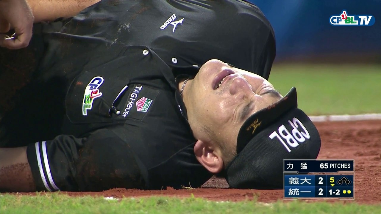 L'arbitre de Baseball prend la balle dans l'entre jambes ! Ko direct