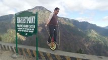 Ce mec fait de la corde à sauter au bord d'une falaise