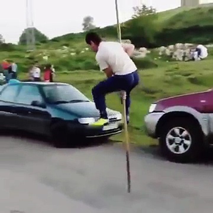 Un homme se déplace en sautant avec un bâton !!!