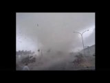 شاهد قوة الاعصار امام سيارة - hurricane strength in front of a car - La force de l'ouragan face à une voiture