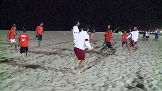 Rio: les Bleus font une démonstration de rugby à 7 sur la plage