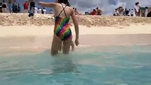 Riprende la ragazza in spiaggia ma poco dopo avviene qualcosa di assurdo!
