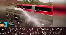 Lahore Metro track per paani jamah , Metro Bus driver ki taiz raftari , track ke neechay guzarte shehriyo ko nehladiya