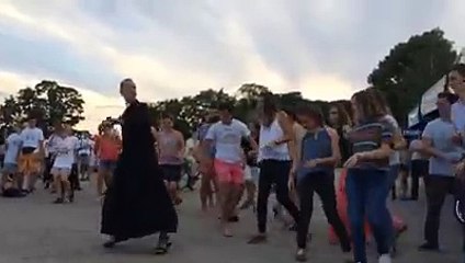 JMJ : un prêtre enflamme la piste de danse
