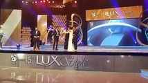 Most awkward scene from ‪@‎LSA2016‬- Fawad Khan drops & breaks LSA trophy,