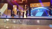 Most awkward scene from ‪LSA 2016‬: Fawad Khan breaks LSA trophy,