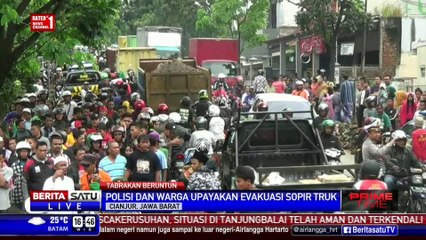 Polisi dan Warga Cianjur Masih Mengevakuasi Sopir Truk Nahas