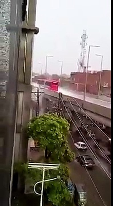 بارش کے بعد لاہور میں روڈ پر عوام کے لئے فری میٹرو کار واش سروس روزانہ کی بنیاد پر