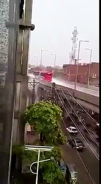 بارش کے بعد لاہور میں روڈ پر عوام کے لئے فری میٹرو کار واش سروس روزانہ کی بنیاد پر