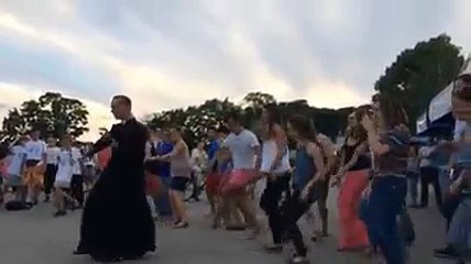 Ce prêtre enflamme la piste de danse pendant les JMJ