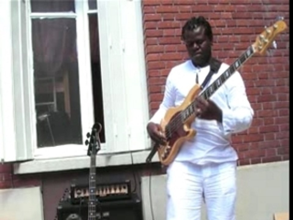 Bisou Bass, le bassiste de la terre (Cameroun)