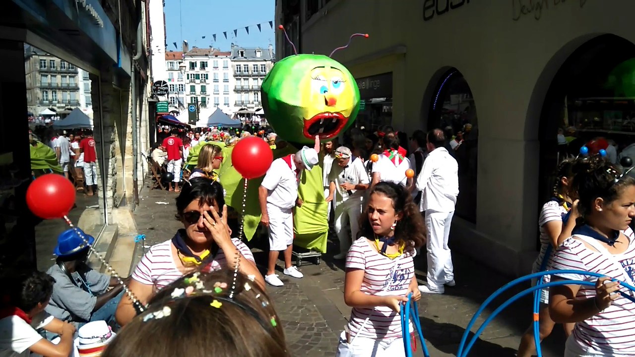 Fêtes de Bayonne 2016 : quand l'association Haiz Egoa fait la chenille