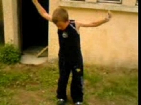 Mon p'ti frère en mode TECKTONIK