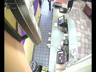 Taco Bell employees robbed at gunpoint