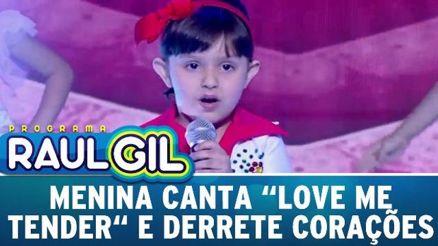 Menina canta `Love Me Tender` e derrete corações