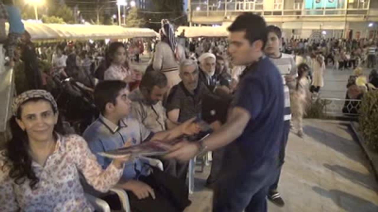 Aa'nın "Dakika Dakika Fetö'nün Darbe Girişimi" Kitabı Vatandaşlara Dağıtıldı