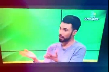HD -قـبـل الـحـذف - فضيحة تمزق فستان مذيعة وجسمها عاري في بث مباشر