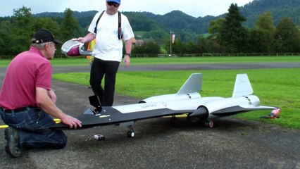 Il construit un SR-71 Blackbird en version réduite. Dans le ciel, on a du mal à le distinguer de la version original !