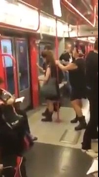 INCREDIBILE - GUARDATE COSA SUCCEDE IN TRENO ! MUSICA BALLO !