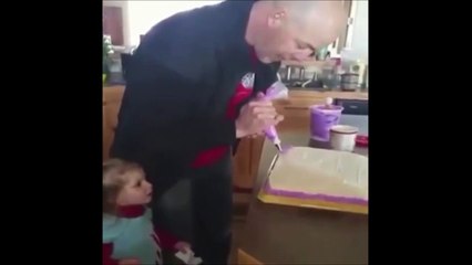 Ce papa est le papa le plus patient du monde... Serieux !