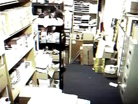 Questa coppia si apparta in un magazzino. Ma guardate cosa succede