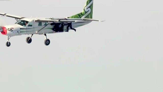 Un saut sans parachute à plus de 7 kms de hauts (Luke Aikins)