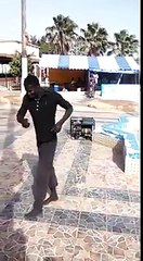 Il danse sur une chanson de waly seck