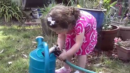 Une filette découvre la pression de l'eau
