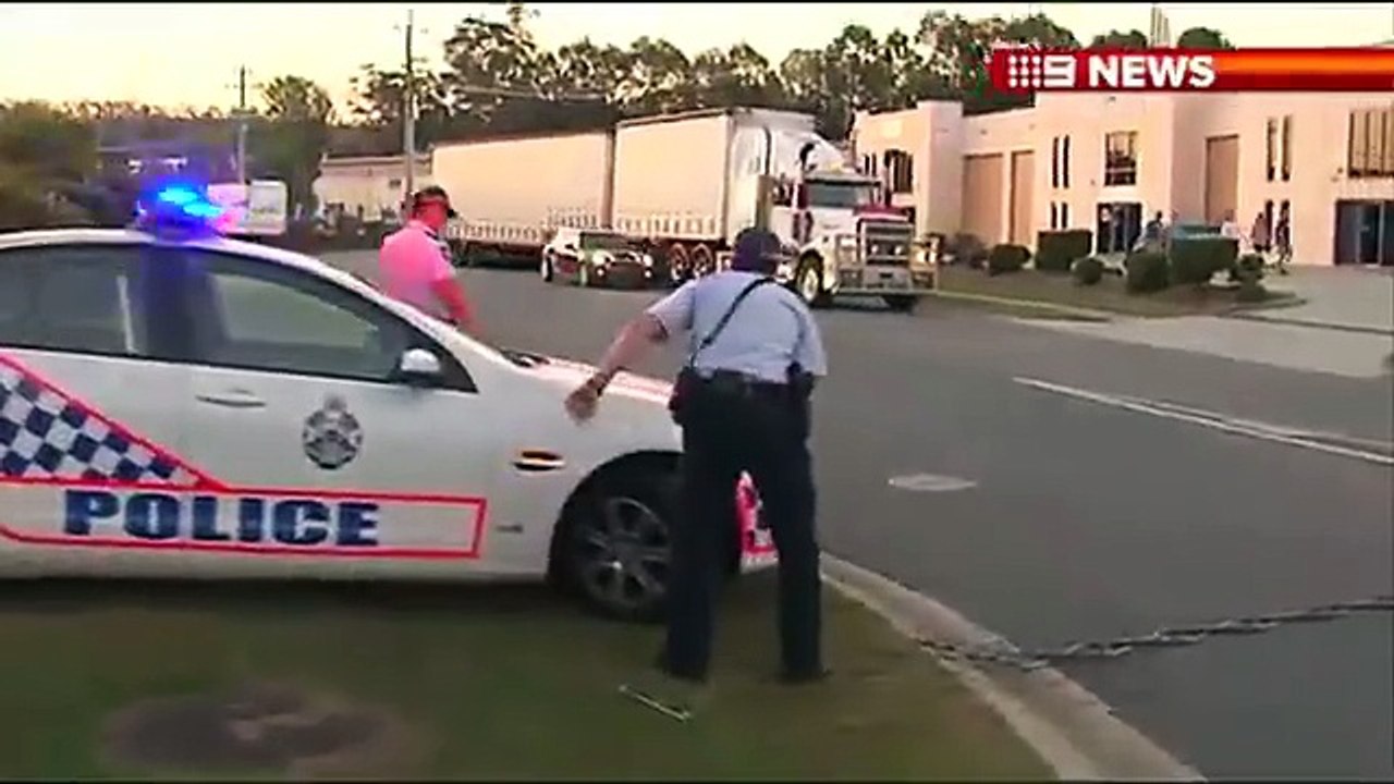 Un suspect sur le point de se faire arrêter par la police, arrive à dévier les pièges avec sa petite voiture !